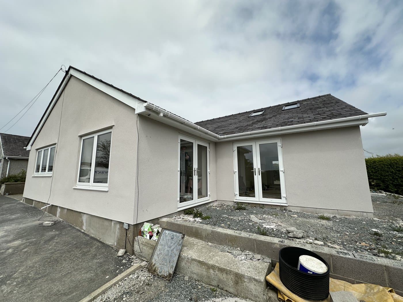 The same bungalow finished in smooth cream silicone render